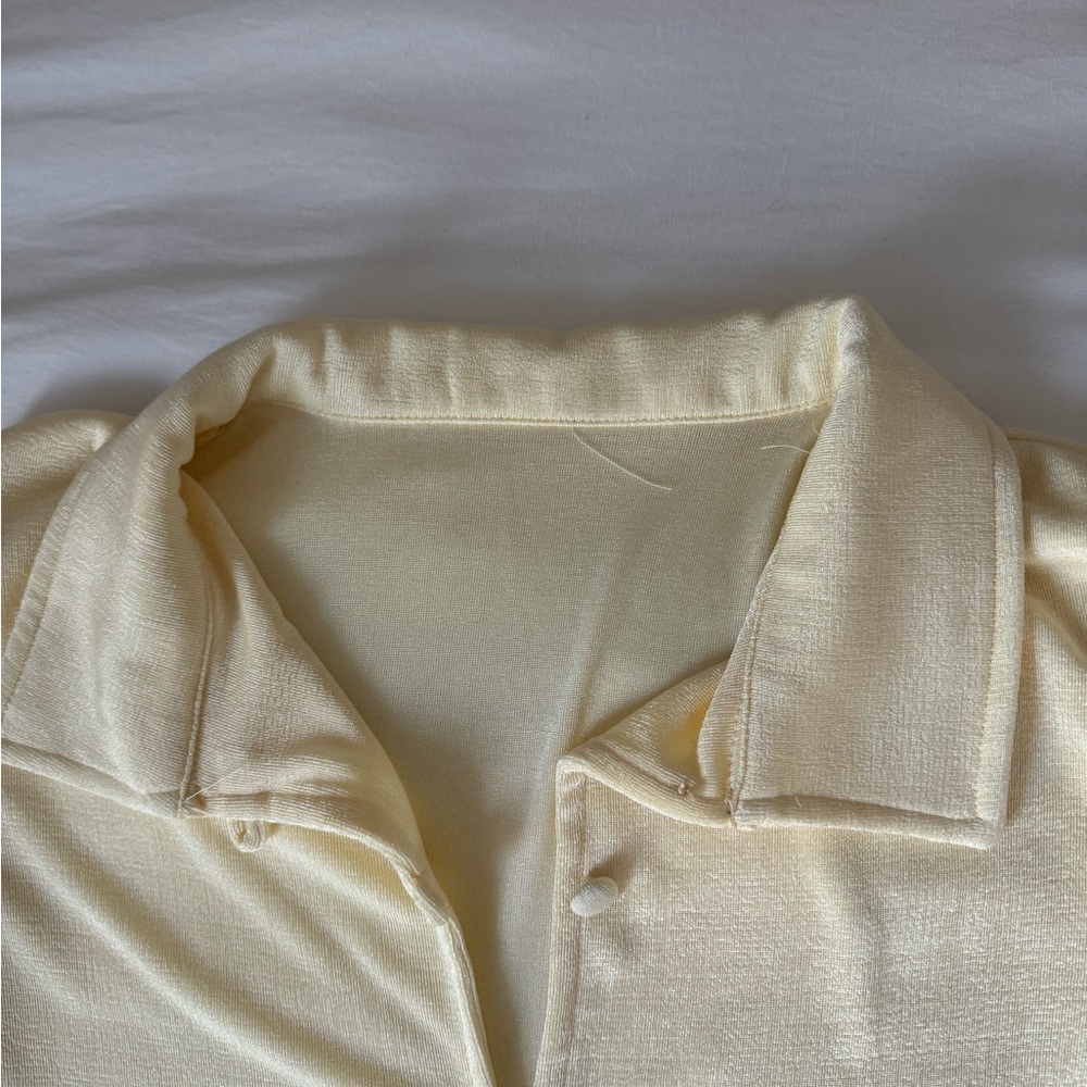 Pale yellow crop blouse. One size. - Picture 2 of 2